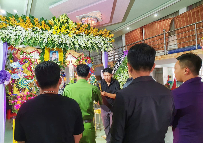 Tang lễ đẫm nước mắt của hiệp sĩ tử vong lúc truy đuổi tội phạm ở Biên Hòa: Vợ mang song thai thẫn thờ bên linh cữu chồng-10