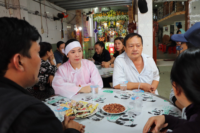 Tang lễ đẫm nước mắt của hiệp sĩ tử vong lúc truy đuổi tội phạm ở Biên Hòa: Vợ mang song thai thẫn thờ bên linh cữu chồng-12