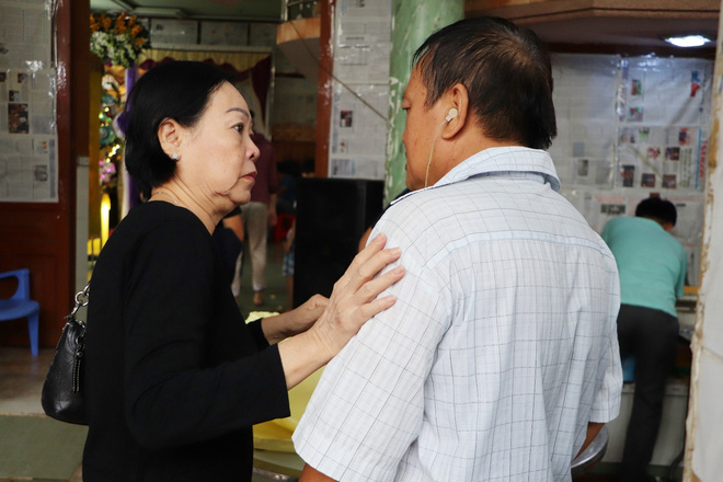 Tang lễ đẫm nước mắt của hiệp sĩ tử vong lúc truy đuổi tội phạm ở Biên Hòa: Vợ mang song thai thẫn thờ bên linh cữu chồng-13