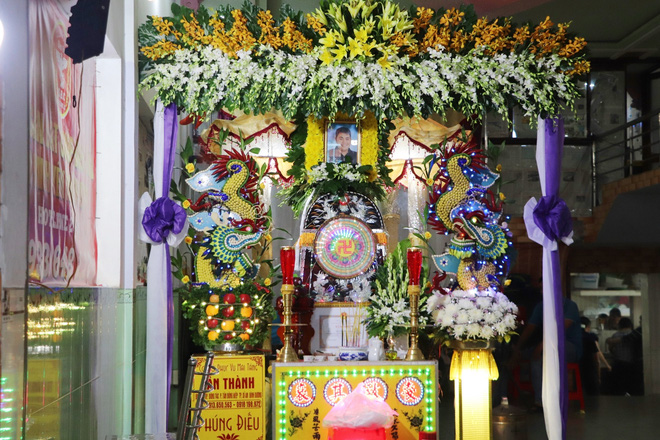 Tang lễ đẫm nước mắt của hiệp sĩ tử vong lúc truy đuổi tội phạm ở Biên Hòa: Vợ mang song thai thẫn thờ bên linh cữu chồng-5