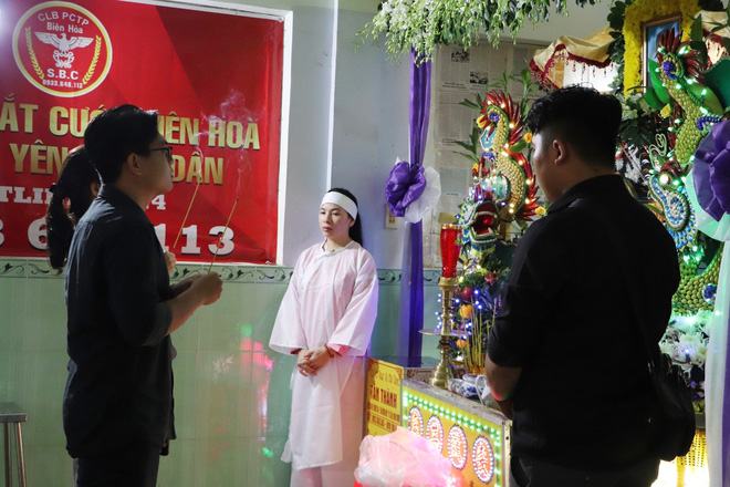 Tang lễ đẫm nước mắt của hiệp sĩ tử vong lúc truy đuổi tội phạm ở Biên Hòa: Vợ mang song thai thẫn thờ bên linh cữu chồng-17