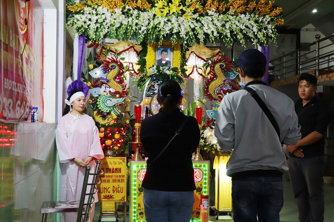 Tang lễ đẫm nước mắt của hiệp sĩ tử vong lúc truy đuổi tội phạm ở Biên Hòa: Vợ mang song thai thẫn thờ bên linh cữu chồng-18