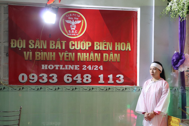 Tang lễ đẫm nước mắt của hiệp sĩ tử vong lúc truy đuổi tội phạm ở Biên Hòa: Vợ mang song thai thẫn thờ bên linh cữu chồng-20