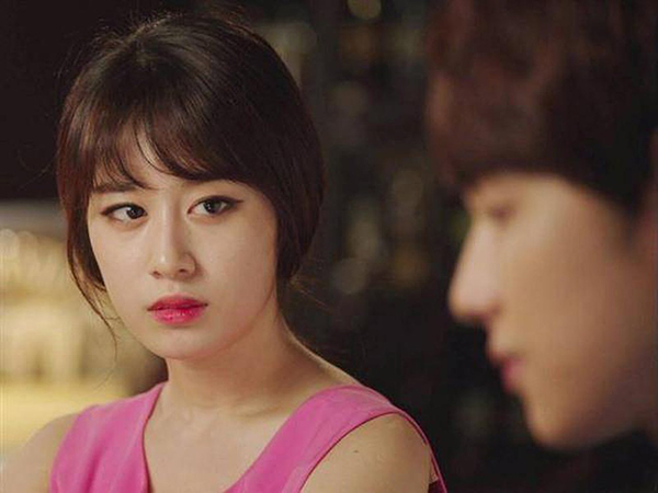 Định đến chỗ hẹn với bồ thì vợ lại dúi cho hộp thuốc lá vào túi, tôi vô tư nhận nhưng đến nơi mở ra thì lặng người với thứ bên trong-2