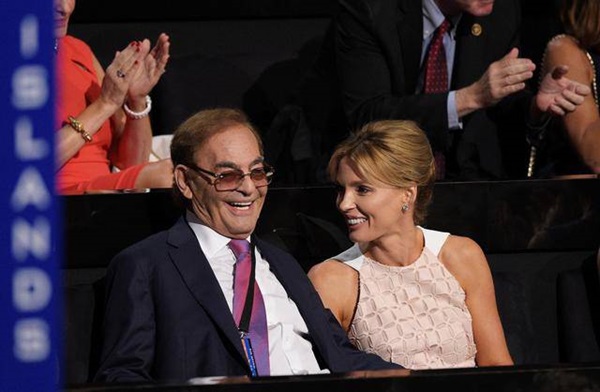 2 mỹ nữ cưới chồng gấp đôi tuổi bị mang tiếng đào mỏ, có số phận trái ngược nhau-11