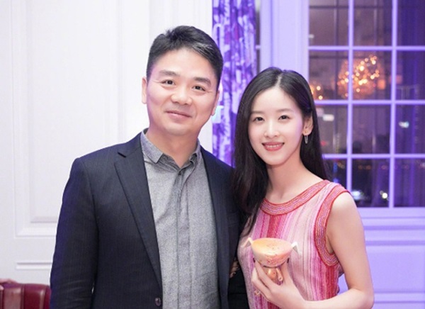 2 mỹ nữ cưới chồng gấp đôi tuổi bị mang tiếng đào mỏ, có số phận trái ngược nhau-9