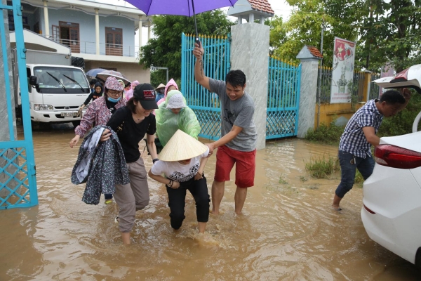 Không ồn ào phô trương, Mỹ Tâm lặng lẽ ra Quảng Nam để phân phát lương thực cho bà con vùng lũ-2