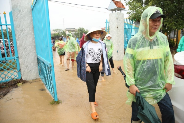 Không ồn ào phô trương, Mỹ Tâm lặng lẽ ra Quảng Nam để phân phát lương thực cho bà con vùng lũ-4