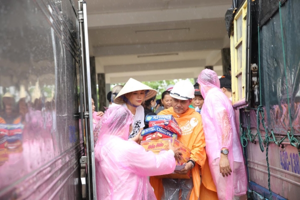 Không ồn ào phô trương, Mỹ Tâm lặng lẽ ra Quảng Nam để phân phát lương thực cho bà con vùng lũ-5