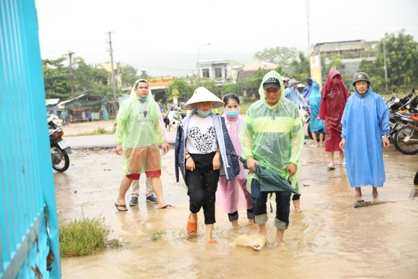 Không ồn ào phô trương, Mỹ Tâm lặng lẽ ra Quảng Nam để phân phát lương thực cho bà con vùng lũ-9