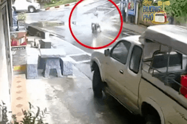 CLIP: Húc vỡ bộ bàn ghế đá, người phụ nữ lập tức đứng dậy khiến tất cả bất ngờ