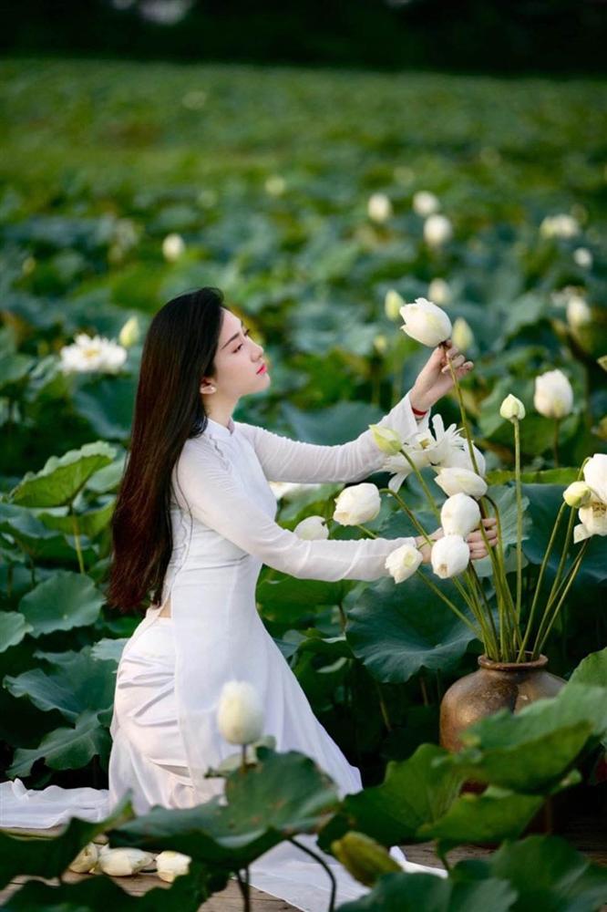 Nữ MC xinh đẹp dẫn bản tin mưa bão khiến cộng đồng mạng xôn xao truy tìm, ngắm loạt ảnh đời thường lại càng bất ngờ vì nhan sắc kiều diễm-9