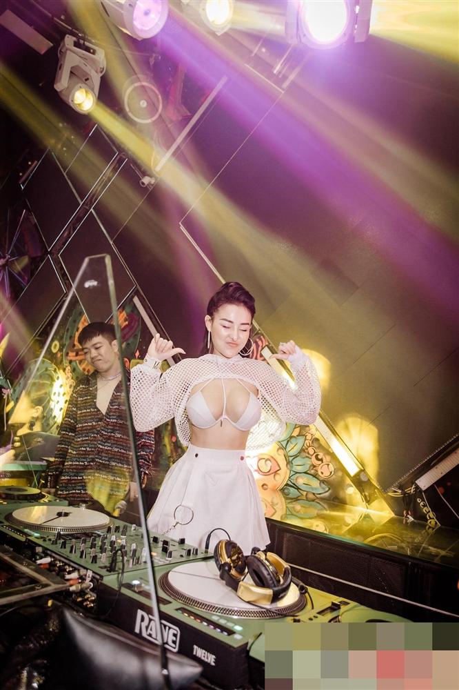 Cuối cùng Ngân 98 tìm được áo nội y có size phù hợp với vòng 1 siêu to khổng lồ-4