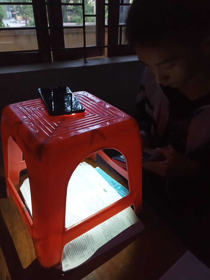 Team học giỏi làm gì khi lớp đột nhiên mất điện: Tận dụng đèn từ điện thoại để... làm nốt bài tập chứ sao-1