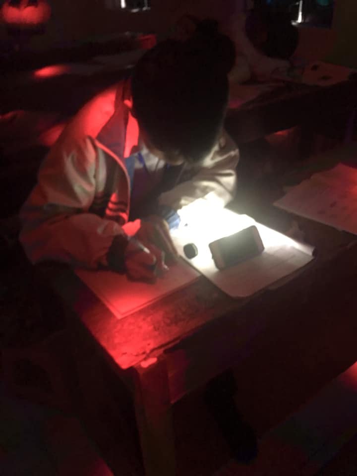 Team học giỏi làm gì khi lớp đột nhiên mất điện: Tận dụng đèn từ điện thoại để... làm nốt bài tập chứ sao-3