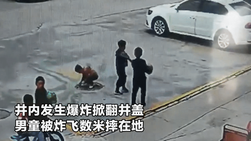 Bé trai nghịch ngợm bị thổi văng xa 3 mét vì ném pháo xuống cống, cảnh tượng xảy ra ai cũng kinh sợ-1