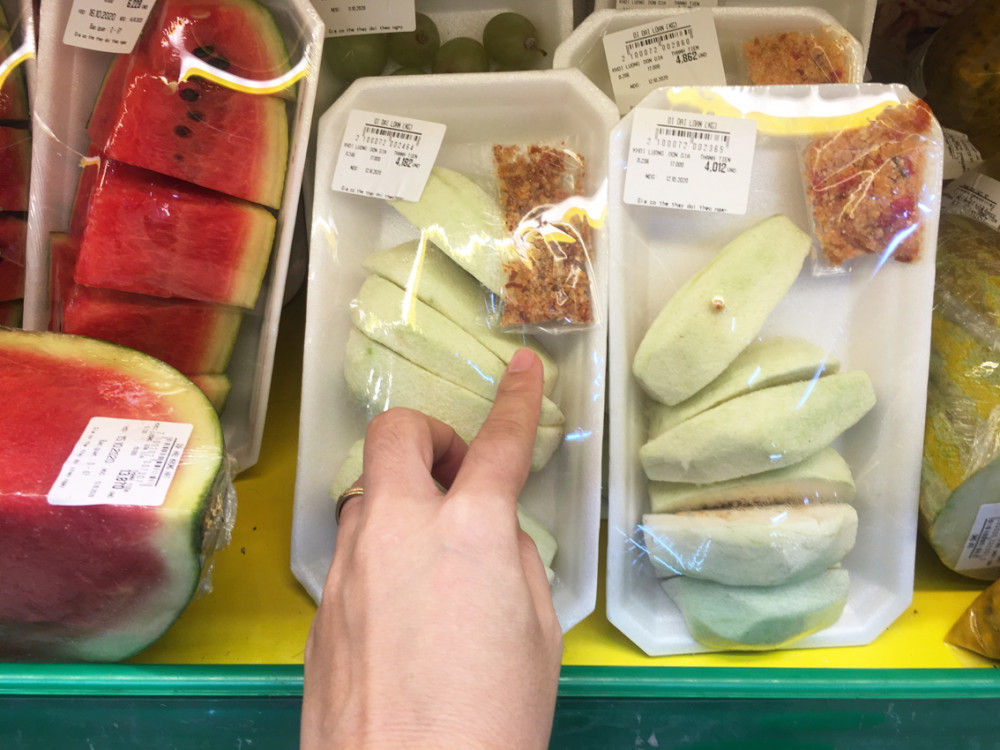 Siêu thị, cửa hàng tiện lợi vô tư tái chế trái cây quá ngày-1