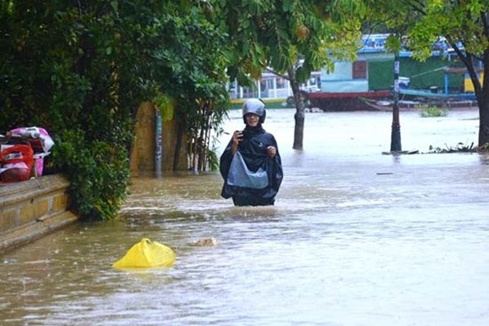 Dự báo thời tiết 17/10: Miền Trung mưa xối xả và còn kéo dài