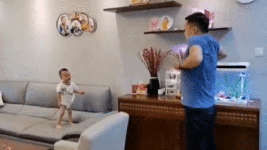 Đang chơi, bố bất ngờ tung chưởng và phản ứng của cậu con trai khiến ai cũng cười ngặt nghẽo-1