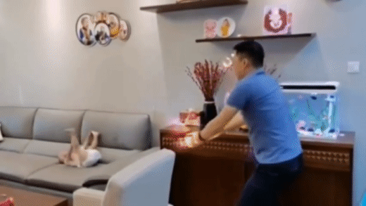 Đang chơi, bố bất ngờ tung chưởng và phản ứng của cậu con trai khiến ai cũng cười ngặt nghẽo-2