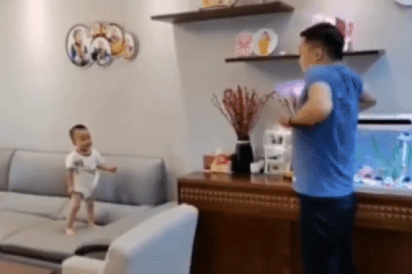 Pha thổi nến quá cồng kềnh của bé trai 2 tuổi: Thổi lác cả mắt nến vẫn chưa tắt để ăn bánh sinh nhật-2