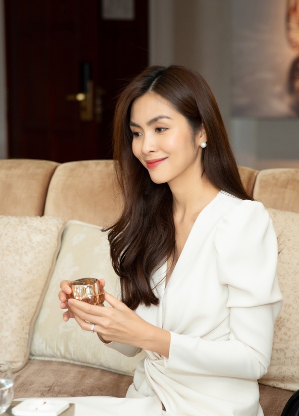 Khoe làn da căng bóng, Tăng Thanh Hà vẫn để lộ dấu hiệu tuổi tác ở điểm này-11