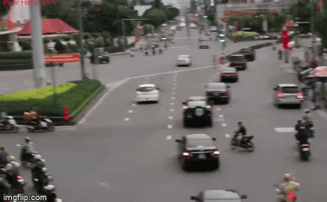 Thanh niên đầu trần, chạy xe máy ngang nhiên cắt đoàn xe ưu tiên ở TP. Hồ Chí Minh-1