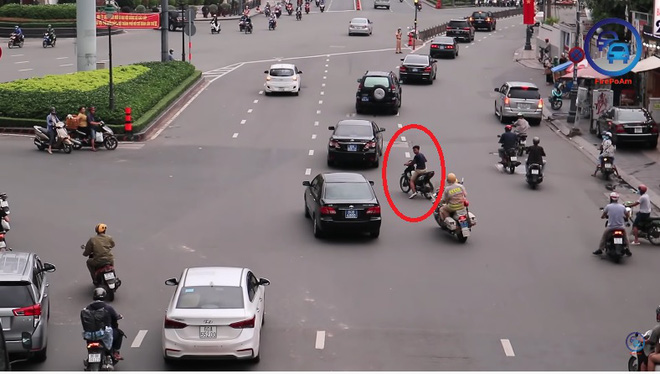 Thanh niên đầu trần, chạy xe máy ngang nhiên cắt đoàn xe ưu tiên ở TP. Hồ Chí Minh-2