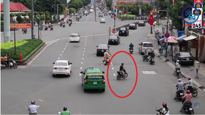 Thanh niên đầu trần, chạy xe máy ngang nhiên cắt đoàn xe ưu tiên ở TP. Hồ Chí Minh-3