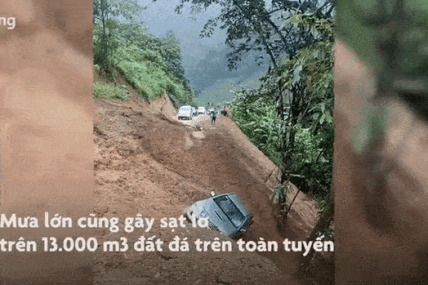 Nóng: Sạt lở vùi lấp căn nhà có 6 người, đưa được 2 người ra ngoài nhưng đã tử vong-2