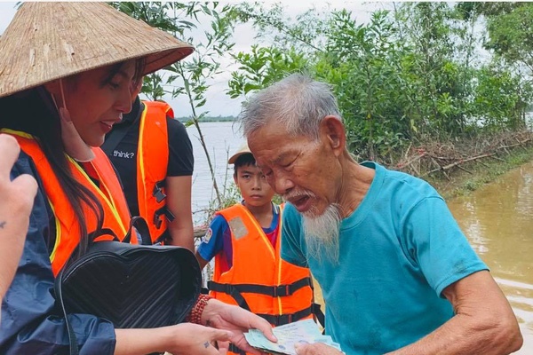 Nữ MC bị chỉ trích mạnh mẽ vì đăng status mỉa mai, bóc giá kém duyên đồ Thuỷ Tiên mặc khi đi cứu trợ miền Trung-4