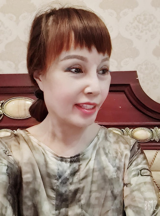 Cô dâu 63 tuổi để lộ vùng nhạy cảm khiến dân tình bất ngờ, tự tin khoe nhan sắc đã bớt méo mó” trong căn nhà mới-2