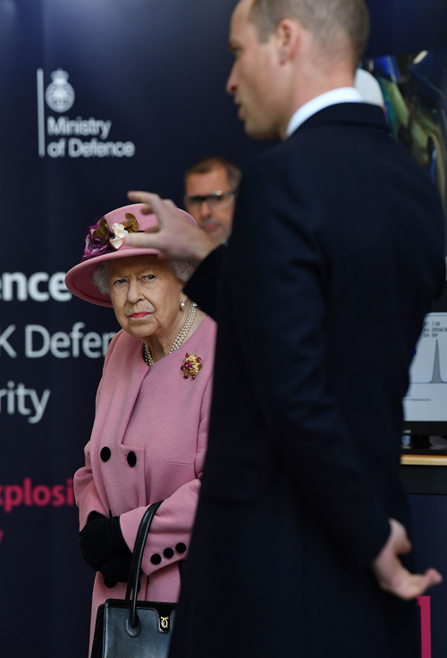 Nữ hoàng Anh lần đầu tiên xuất hiện công khai sau 7 tháng cô lập, bất ngờ gây tranh cãi bởi một chi tiết đặc biệt-2
