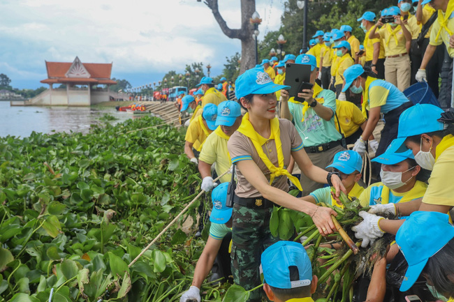 Hoàng quý phi Thái Lan lần đầu thực hiện nhiệm vụ hoàng gia một mình sau khi phục vị, gây ấn tượng mạnh nhưng lộ chi tiết gây khó hiểu-3