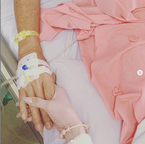 Bố nhập viện phẫu thuật, Ngọc Trinh đích thân kề cạnh chăm sóc: Khoảnh khắc nắm tay cha gây xúc động!-2