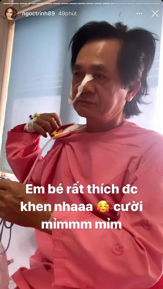 Bố nhập viện phẫu thuật, Ngọc Trinh đích thân kề cạnh chăm sóc: Khoảnh khắc nắm tay cha gây xúc động!-5