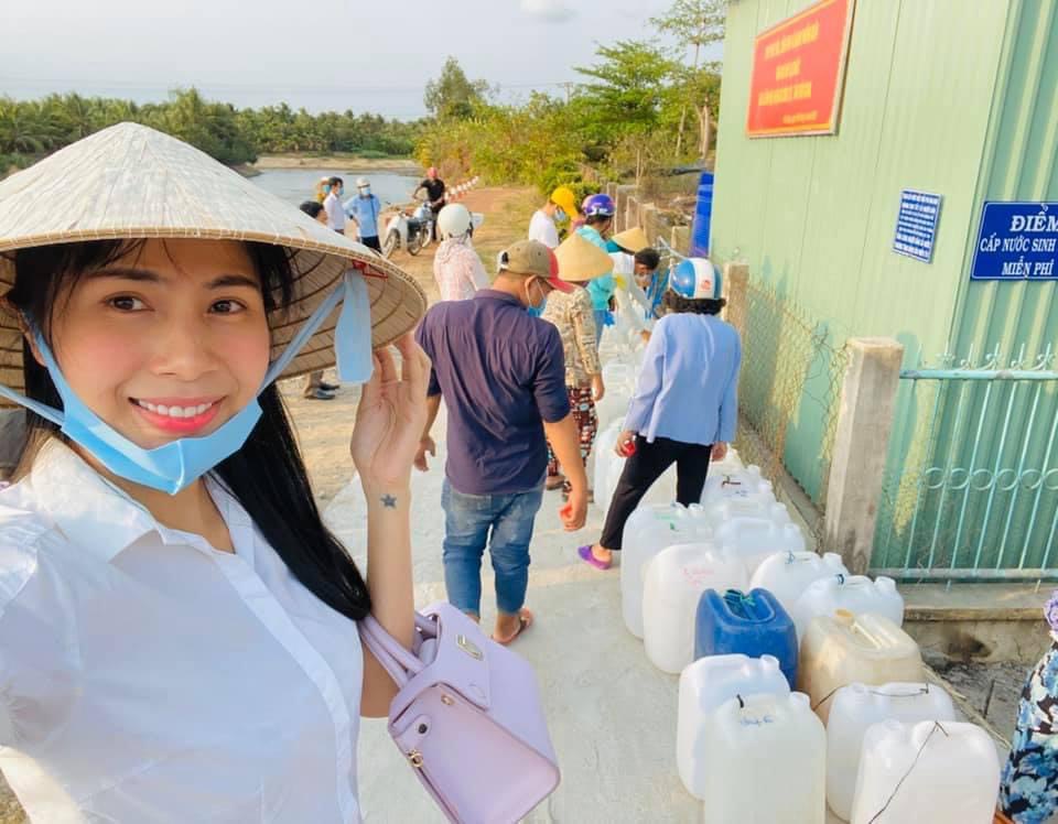 Thuỷ Tiên mang 40 tỷ cứu trợ miền Trung, con gái lại có hành động này với người ăn xin-3