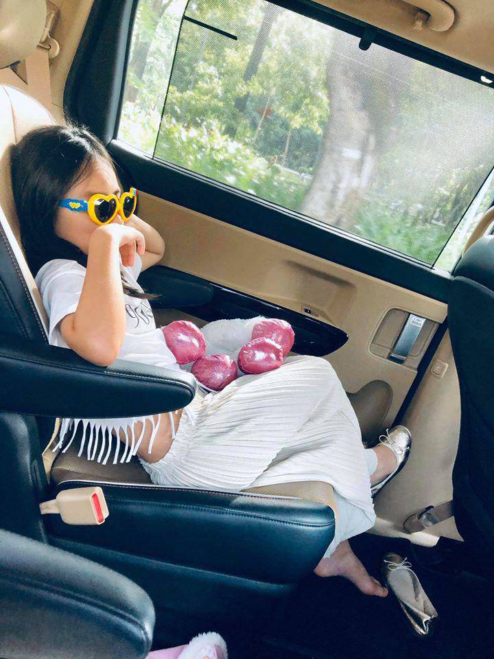 Thuỷ Tiên mang 40 tỷ cứu trợ miền Trung, con gái lại có hành động này với người ăn xin-4