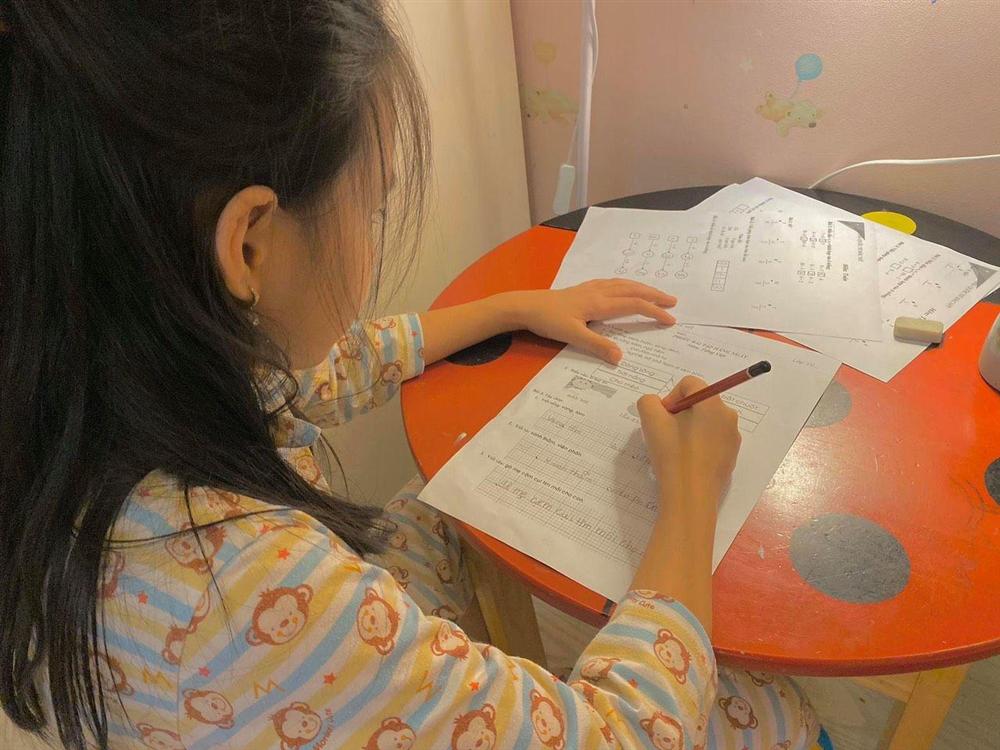 Thuỷ Tiên mang 40 tỷ cứu trợ miền Trung, con gái lại có hành động này với người ăn xin-6