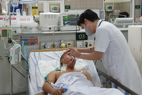 Cấp cứu người đàn ông suýt mù lòa vì bị keo dán sắt bắn thẳng vào mắt rồi đông lại-3