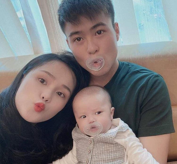 Duy Mạnh hóa em bé hài hước, check-in cùng... ti giả của con trai-1