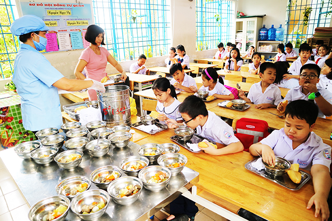 Trường học ở Nha Trang bị tố cân thiếu khẩu phần ăn của học sinh-2