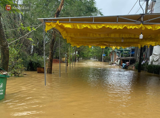 Nước lũ dâng lên tràn vào nhà khi gia đình đang chuẩn bị tang lễ cho Chủ tịch huyện hy sinh tại Rào Trăng-3