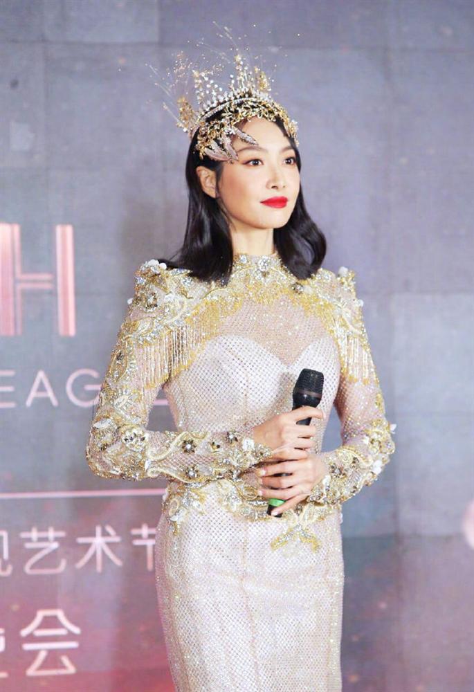 Không chỉ Nữ thần Kim Ưng, nhiều sao Việt cũng bị lộ dáng béo tròn bụng mỡ vì thiết kế váy đuôi cá-1