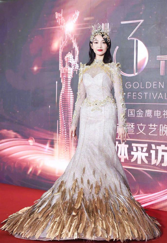 Cận cảnh mẫu váy đuôi cá óng ánh như dát vàng cả showbiz Việt mặc chung