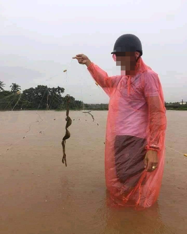 Đi vớt gỗ mùa lũ, thanh niên chạy đứt dép vì vớ phải thứ sờ vào tưởng người chết-2