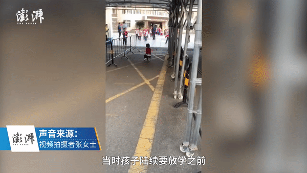 Bé trai đến trường đón chị tan học nhưng bất ngờ quỳ xuống đất và gào khóc thật to-1