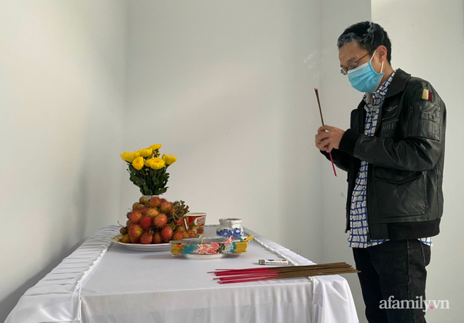 Vừa từ Nhật Bản trở về thì mẹ mất, nam công nhân nghẹn ngào để tang mẹ bằng bàn thờ lập trong khu cách ly-1