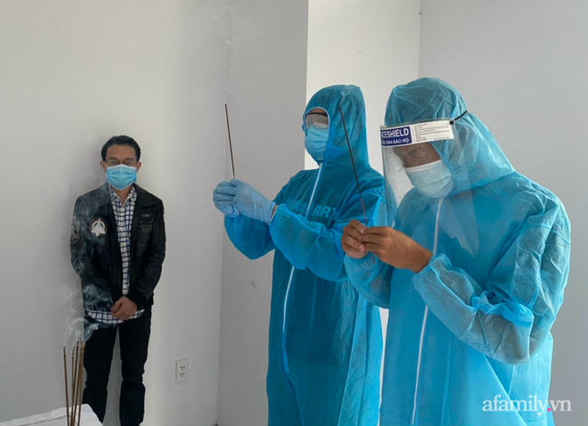 Vừa từ Nhật Bản trở về thì mẹ mất, nam công nhân nghẹn ngào để tang mẹ bằng bàn thờ lập trong khu cách ly-2