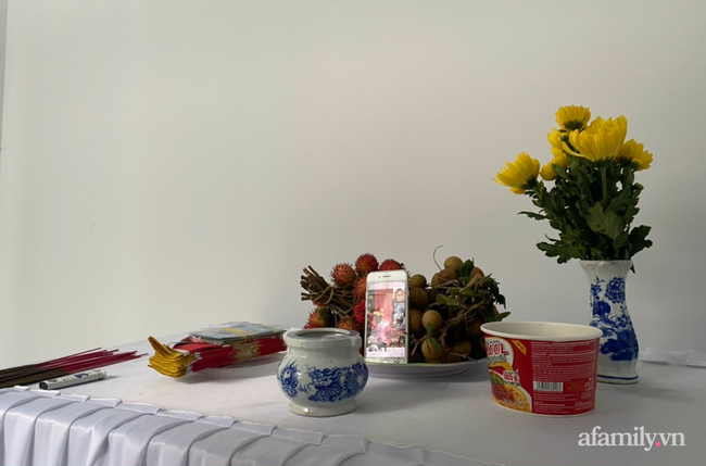 Vừa từ Nhật Bản trở về thì mẹ mất, nam công nhân nghẹn ngào để tang mẹ bằng bàn thờ lập trong khu cách ly-3